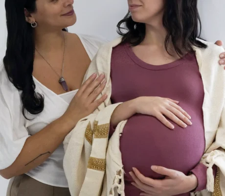 Mujer embarazada con psicóloga perinatal